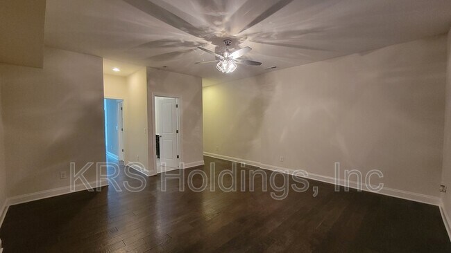 Building Photo - 3132 Rushworth Dr