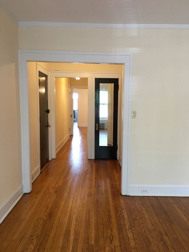 Interior Photo - Ardmore Winthrop Properties- 5752-58 N Win...