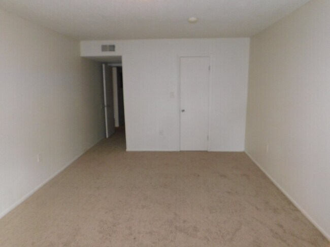 Foto del edificio - Large 1 Bed Condo w/Patio Near OIA