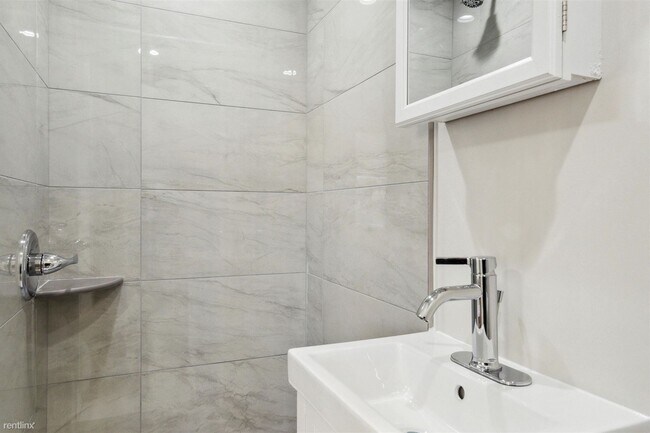 Foto del edificio - 6 br, 6 bath Triplex - 2025 N 16TH ST Unit 3
