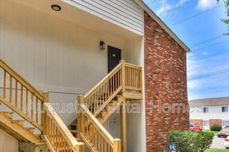 Building Photo - 520 E Buena Vista Ave