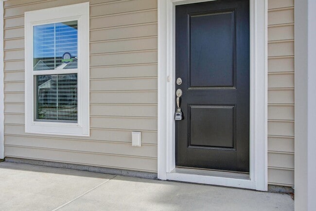 Building Photo - Summers Corner Home