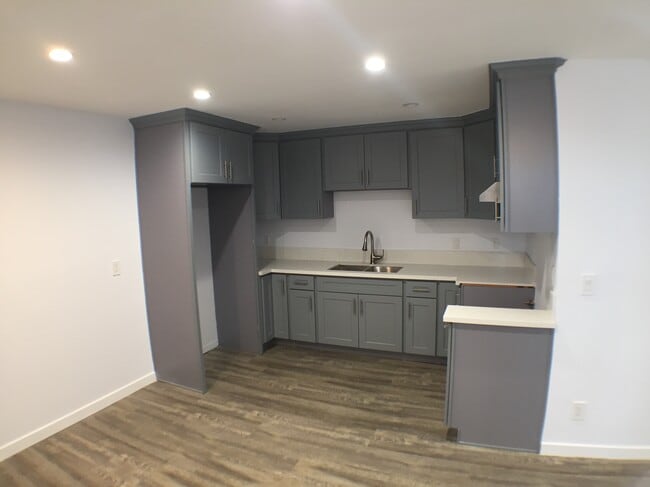 Building Photo - 428 S Grand View St
