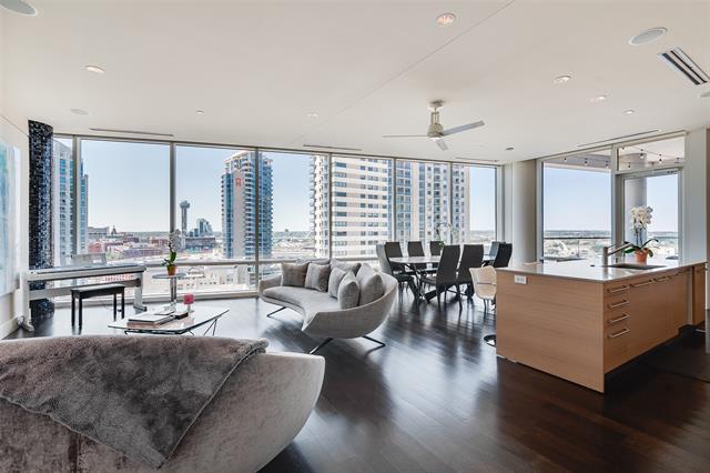 Foto del edificio - 2408 Victory Park Ln