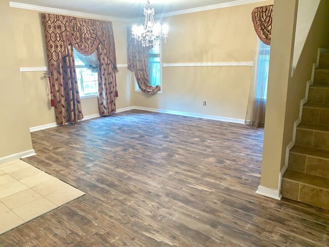 Foto del edificio - 5 br, 2.5 bath House - 5763 W Magill Ave