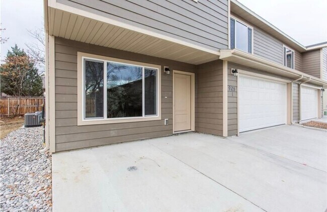 Building Photo - Check out this adorable townhome!