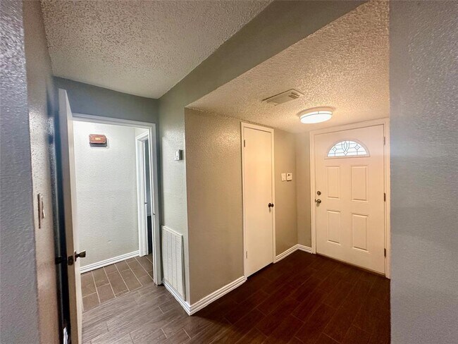 Foto del edificio - 8818 Fern Valley Dr