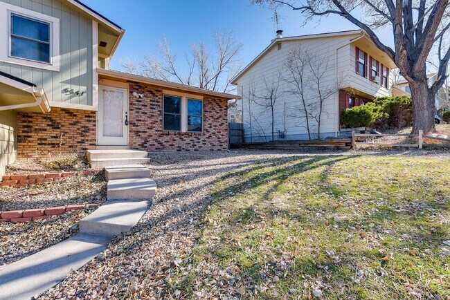 Building Photo - Gorgeous Updated Tri-Level!!!