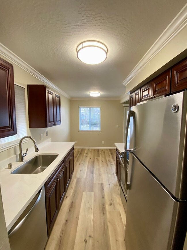 Foto del edificio - Gorgeous Top Floor Condo Located in Walnut Creek with Inside Laundry and Close to BART is Availab...