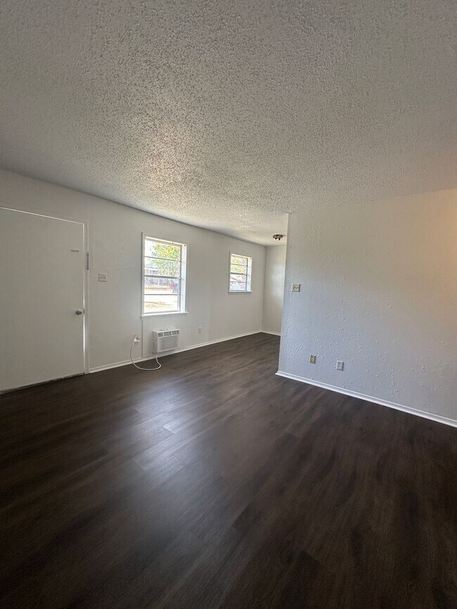 Foto del edificio - 102 Maple Dr