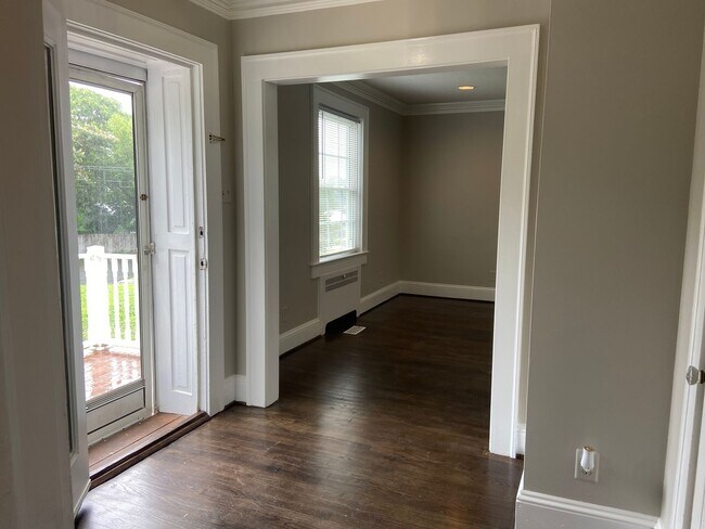 Foto del edificio - 2 Bedroom, 1 Bathroom House in Burlington!