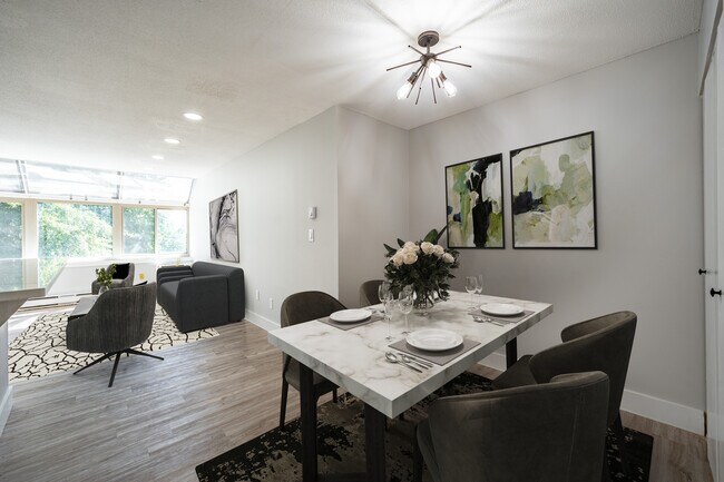 Foto del edificio - Whitewood Pond Apartments