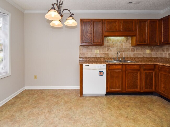 Building Photo - 3 bedrooms, 2 bath one level town-home with vaulted living room opens to the deck. Conveniently l...