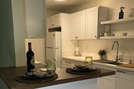 Kitchen - 5349 Newcastle Ave