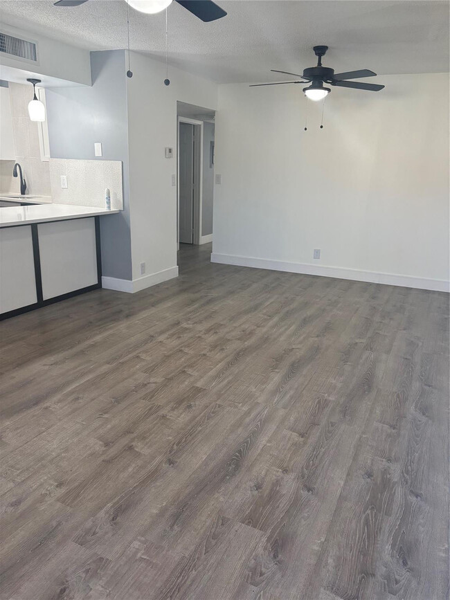 Foto del edificio - 5492 Courtyard Dr