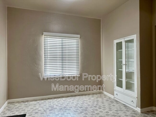 Foto del edificio - 1030 Leonard Ave