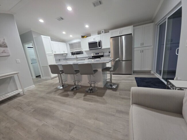 Foto del edificio - Newly Remodeled / Furnished 2 Bedroom / 2 Bathroom