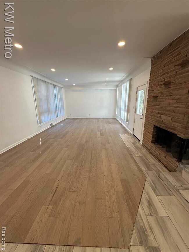 Foto del edificio - 1440 W Square Lake Rd