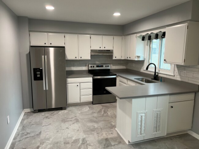 Building Photo - 615 Sunny Ln