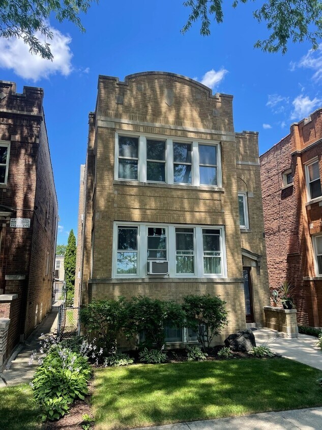 Primary Photo - 5512 W Berteau Ave