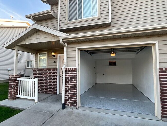 Building Photo - 3 bdrm 2 bath Townhouse- Swimming pool in ...