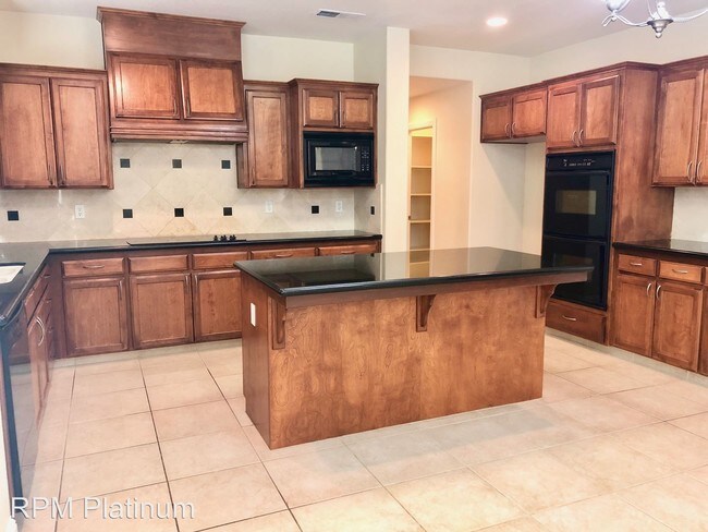 Foto del edificio - 5 br, 3 bath House - 2788 E. Omaha Ave.