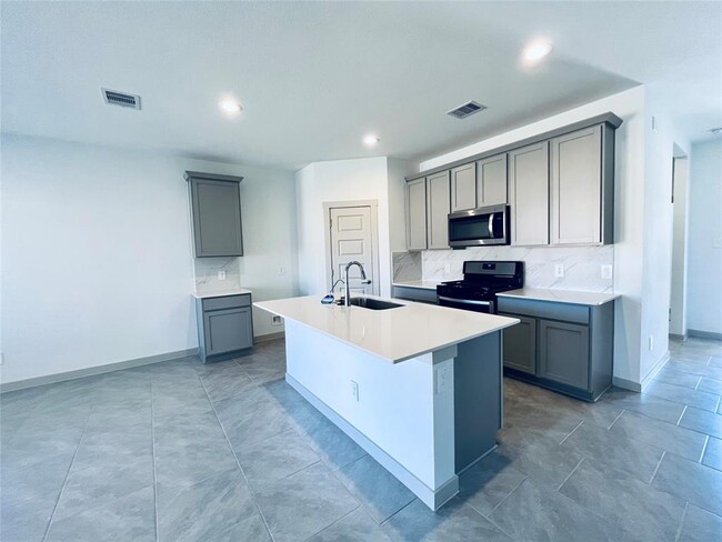 Building Photo - 3314 Silverton Dr