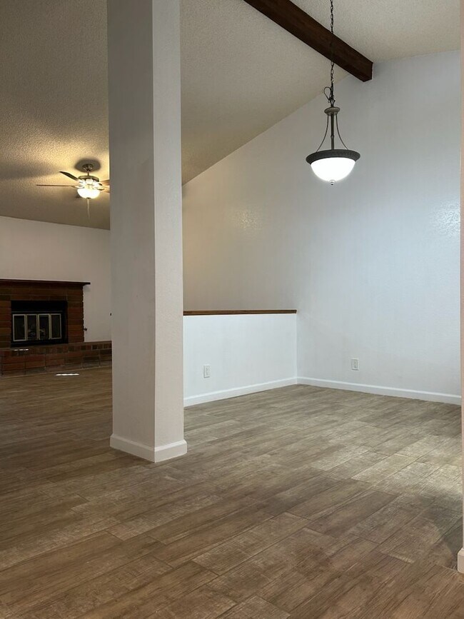 Building Photo - 329 Del Mar Ln