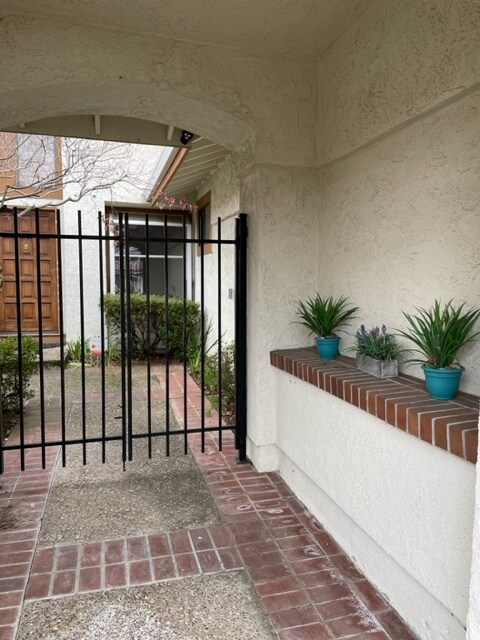 Foto del edificio - 335 Live Oak Dr
