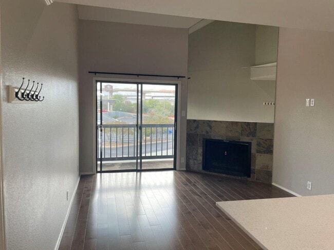 Foto del edificio - Stunning 3rd-floor corner unit condo in the desirable 78759 area!