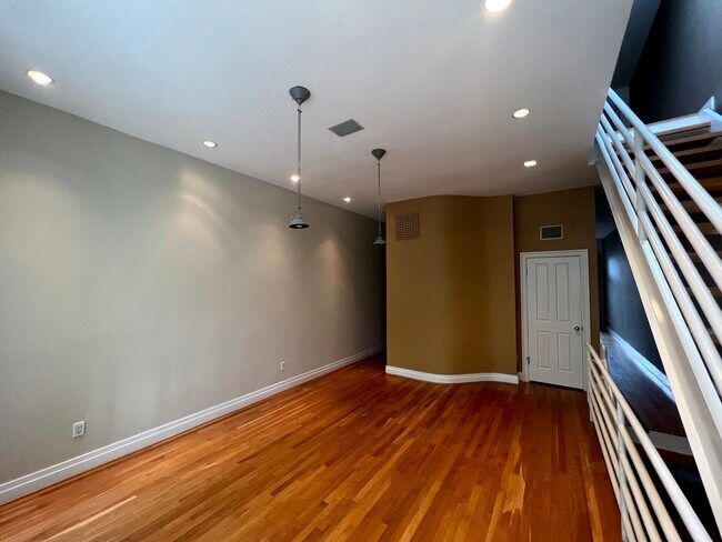 Building Photo - 414 D St NE