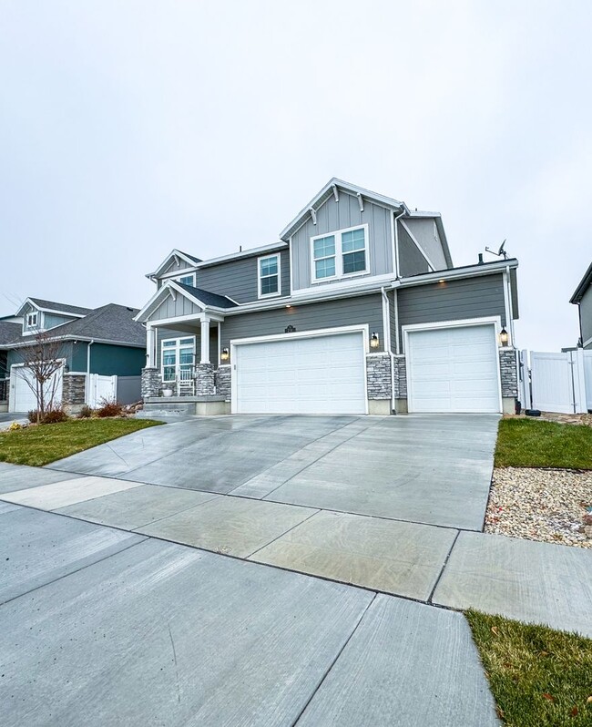 Building Photo - Large Luxurious Home in Saratoga Springs