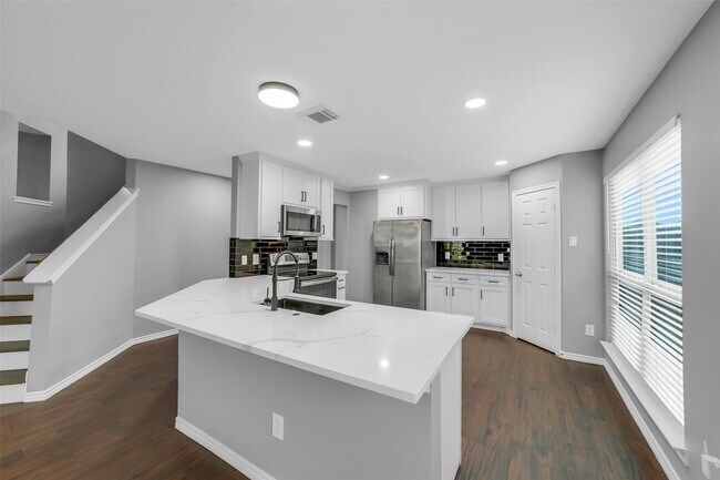 Foto del edificio - 2214 Shady Pine Dr