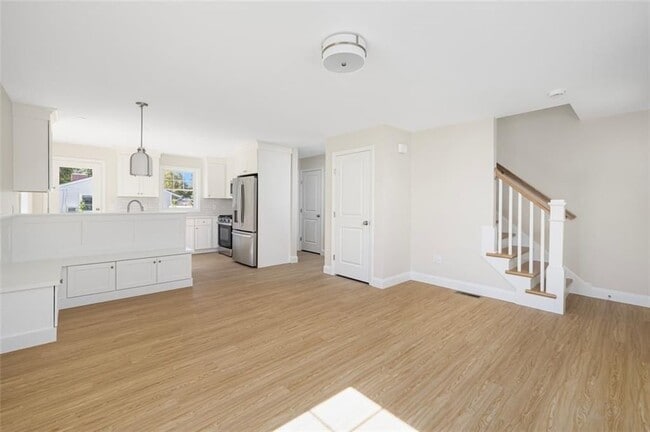 Building Photo - 235 Pequot Ave