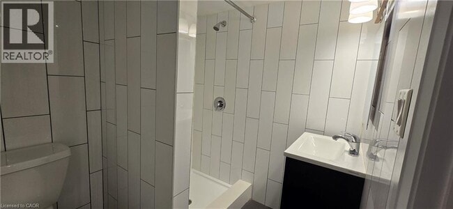 Building Photo - 240 Chapel St