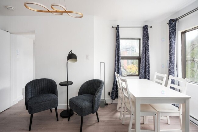Building Photo - 1711 R. Saint-Denis