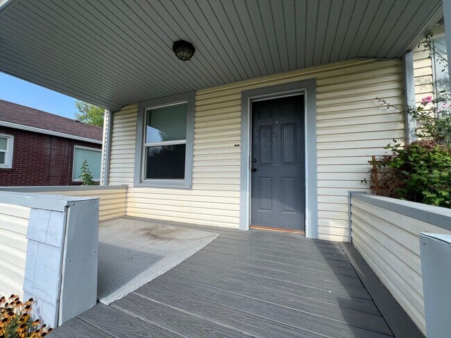 Foto del edificio - Adorable Three Bedroom Close to ISU