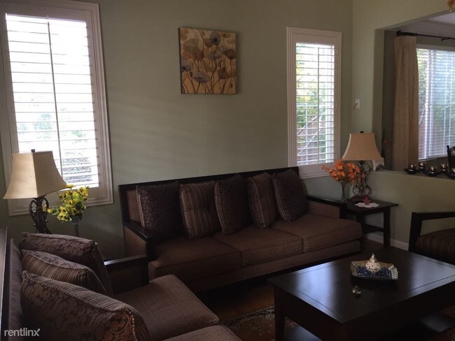 Foto del edificio - 119 Toyon Ln