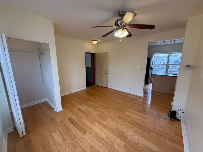 Building Photo - Charming 1-Bedroom apartment in Logan Square!