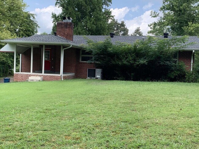 Foto del edificio - 2 Bedroom 1 Bath Home with FULL Basement