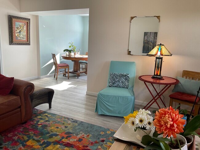 Entrada al comedor y la cocina - 418 N Laguna St