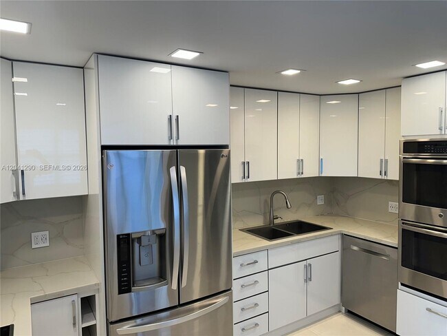 Building Photo - 9500 W Bay Harbor Dr