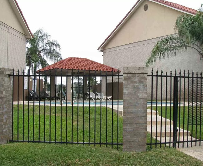 Building Photo - 7521 Country Club Dr