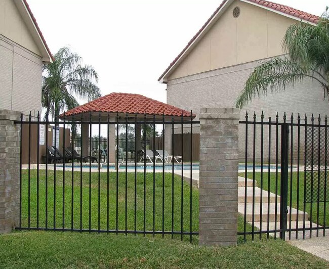 Foto del edificio - 7521 Country Club Dr