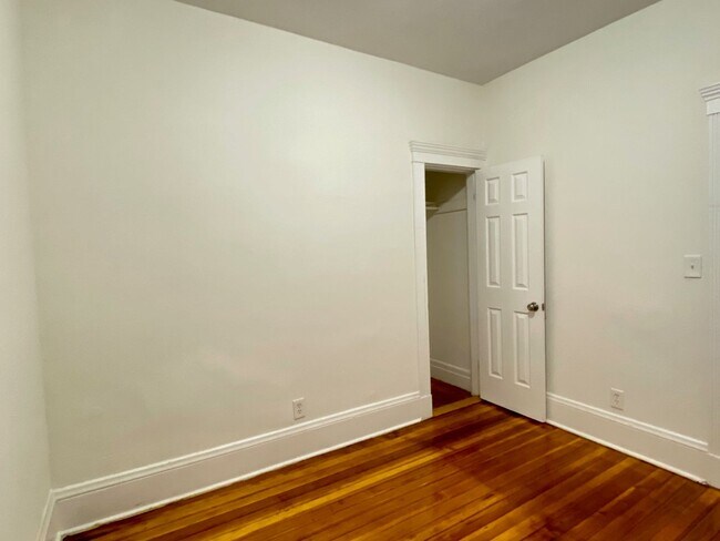 Foto del edificio - Nicely renovated 2 bed for now.