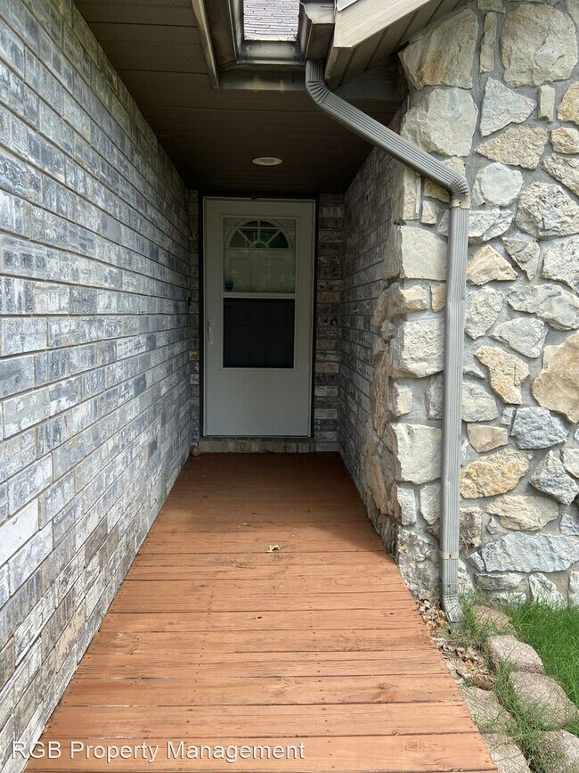 Building Photo - 3 br, 2 bath House - 2949 E. Belmont Ave