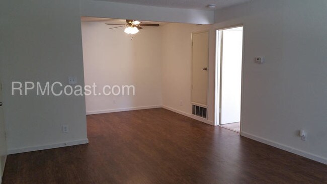 Building Photo - Single Story 1 Bed Apartment w Garage!