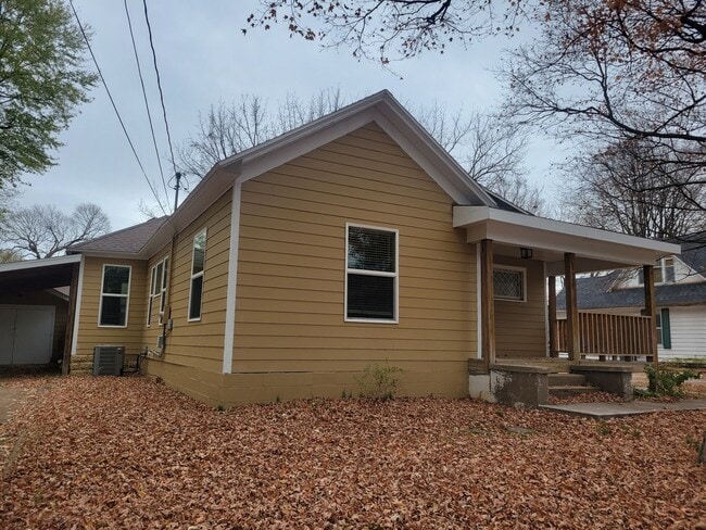 Building Photo - 2 Bedroom, 2 Bathroom! Huge Shop building ...