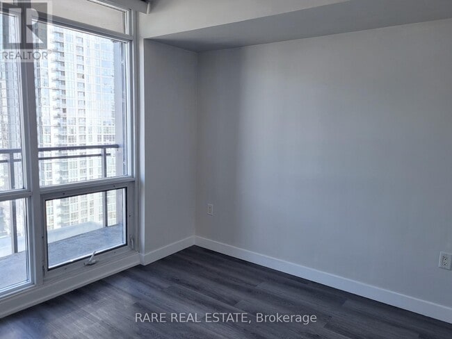 Building Photo - 15 Fort York Blvd