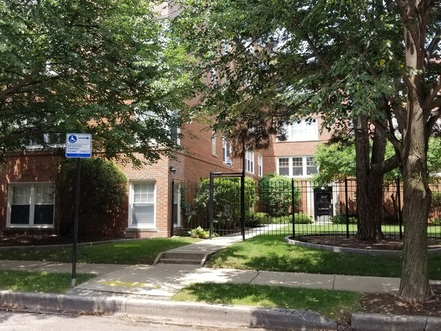 Primary Photo - 2424 W Farragut Ave